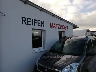 Werkstattgebäude von Reifen Matzinger mit Firmenwagen