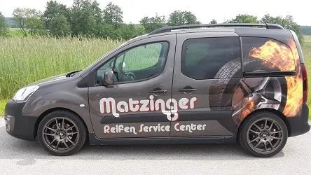 Beschrifteter Firmenwagen von Reifen Service Center Matzinger